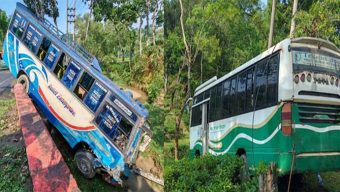 সিলেটে মুখোমুখী সং ঘ র্ষ এড়াতে দুই বাস খাদে, আ হ ত ৯