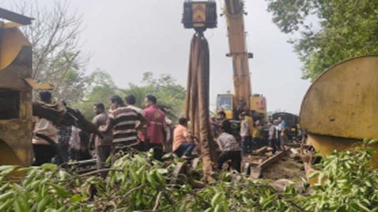 ট্রেন লাইনচ্যুত হয়ে বন্ধ সিলেটের রেল যোগাযোগ