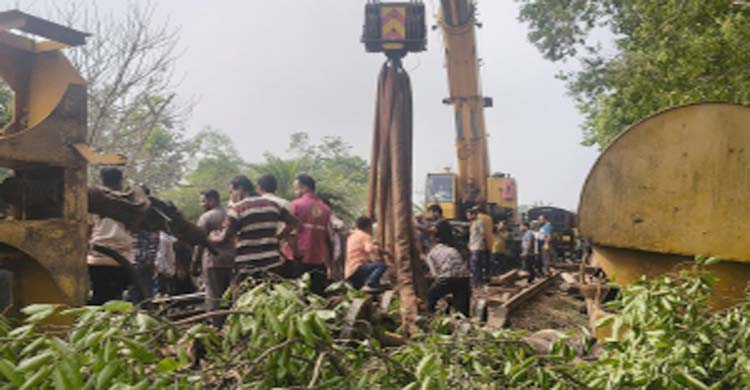 ট্রেন লাইনচ্যুত হয়ে বন্ধ সিলেটের রেল যোগাযোগ