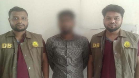 সিলেটের হনুফা ভিলার সামনা থেকে আ ট ক রনি