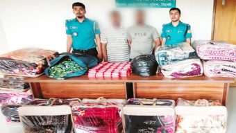 ভারতীয় চকলেট ও কম্বলসহ দাশপাড়ায় দুই যুবক আ ট ক