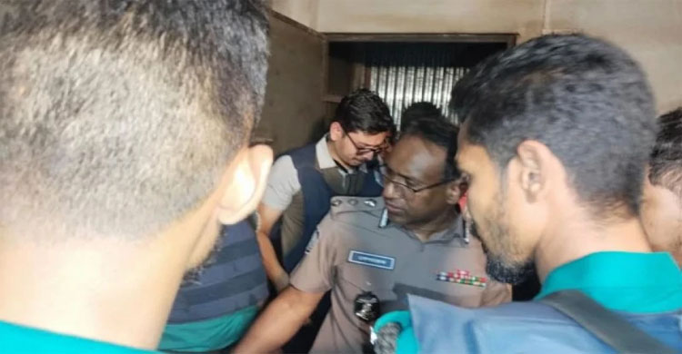 টঙ্গীর মাজার বস্তিতে ‘গোপন বিলাসকক্ষ ও সুরঙ্গ’, আ ট ক ৩৭