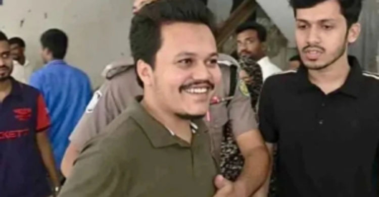 টিএসসি এলাকায় মিছিল, ঢাবি ছা*ত্রলীগ নেতার একদিনের রি মা ন্ড