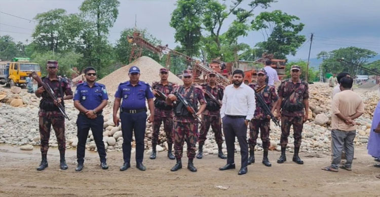 জাফলংয়ে ৭ হাজার ঘনফুট পাথর জ ব্দ