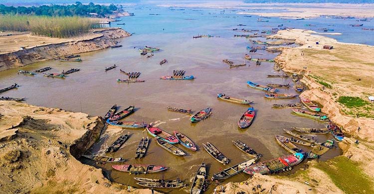 জাদুকাটায় নদীর তীর কেটে বালু চুরি, ৮ জনের নামে মামলা