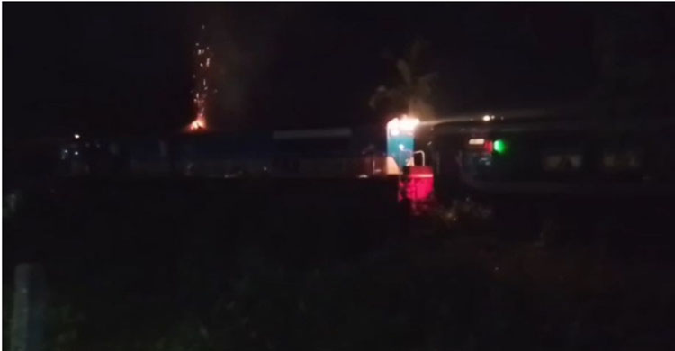 সিলেটে চলন্ত ট্রেনে আ গু ন