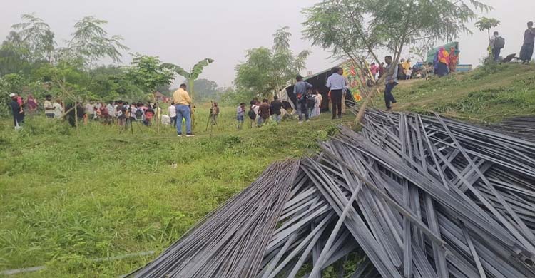 ঈদযাত্রায় ট্রাক উ’ল্টে নি’হত ১৫
