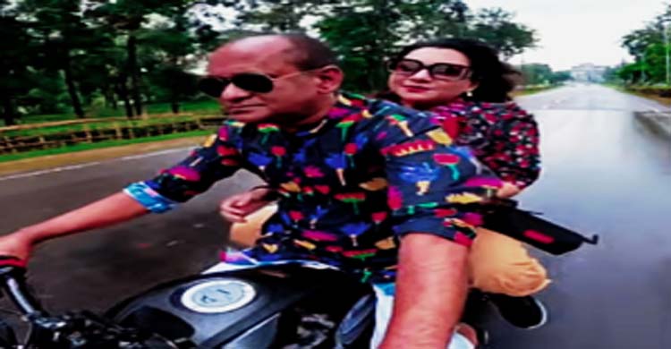 হেলমেট ছাড়া মোটরসাইকেল চালিয়ে সমালোচনায় সিসিকের প্রধান নির্বাহী কর্মকর্তা