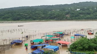 পাহাড়ি ঢলে বি*পর্যস্ত  জাফলংএর পর্যটন ব্যবসায়ীরা