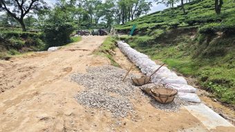 শ্রীমঙ্গলে কালিঘাট- হোসনাবাদ সড়ক সংস্কারে অনিয়মের অভিযোগে ৪ কোটি টাকার সড়কের কাজ বন্ধ করে দিলেন এলাকাবাসী