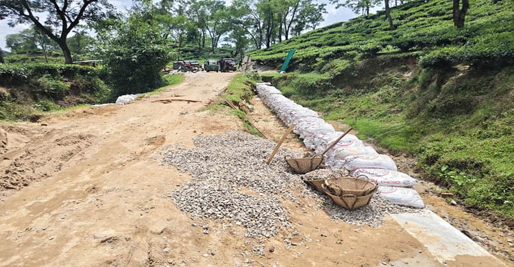 শ্রীমঙ্গলে কালিঘাট- হোসনাবাদ সড়ক সংস্কারে অনিয়মের অভিযোগে ৪ কোটি টাকার সড়কের কাজ বন্ধ করে দিলেন এলাকাবাসী