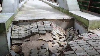কাজ শেষ হওয়ার আগেই ধসে পড়ল নির্মাণাধীন ব্রিজের এপ্রোচ সড়ক ও গাইডওয়াল