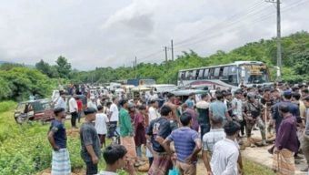 অবৈধ পাথরবোঝাই ট্রাক আটক, বিক্ষুব্ধ শ্রমিকদের মহাসড়ক অবরোধ