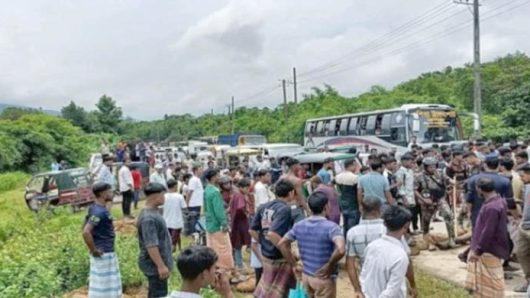 অবৈধ পাথরবোঝাই ট্রাক আটক, বিক্ষুব্ধ শ্রমিকদের মহাসড়ক অবরোধ