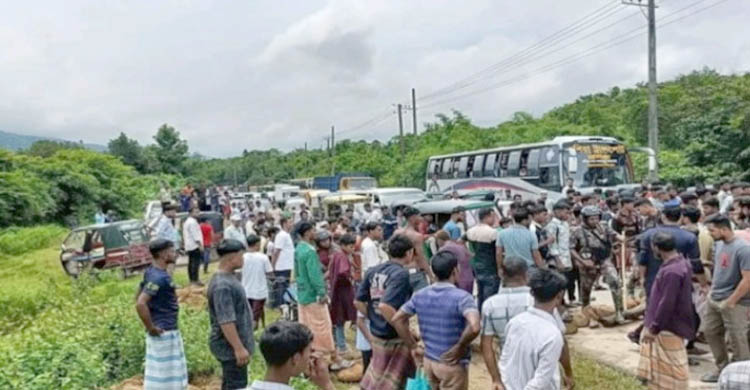 অবৈধ পাথরবোঝাই ট্রাক আটক, বিক্ষুব্ধ শ্রমিকদের মহাসড়ক অবরোধ