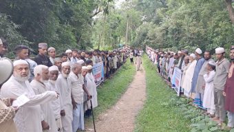 সরকারি জায়গা উদ্ধার না করে কবরস্থানের ওপর দিয়ে রাস্তা নির্মাণের প্রতিবাদে মানববন্ধন