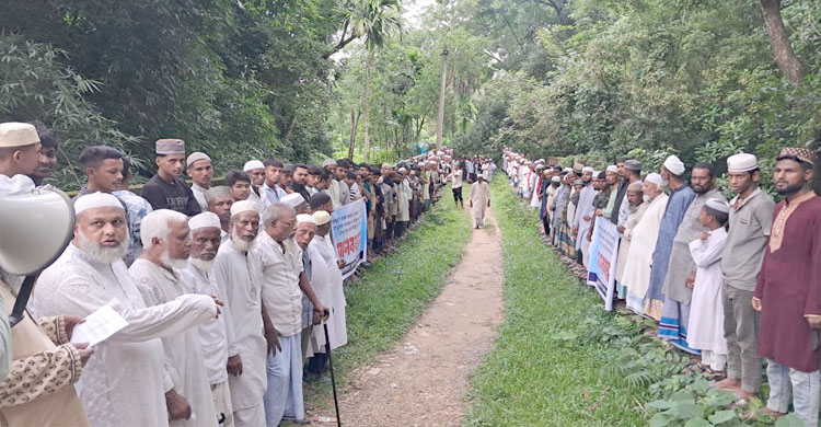 সরকারি জায়গা উদ্ধার না করে কবরস্থানের ওপর দিয়ে রাস্তা নির্মাণের প্রতিবাদে মানববন্ধন