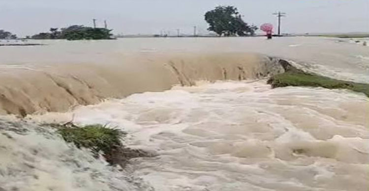 খোয়াই নদীর ভয়াল রূপ ভাঙছে বাঁধ, ডুবছে গ্রামের পর গ্রাম