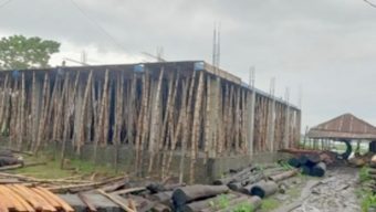 আজমিরীগঞ্জে খাস জমিতে প্রশাসনের  অভিযানের ১৮ মাস বন্ধ থাকার পর আবারও বহুতল ভবন নির্মাণ শুরু