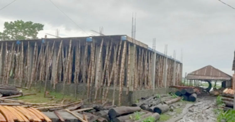 আজমিরীগঞ্জে খাস জমিতে প্রশাসনের  অভিযানের ১৮ মাস বন্ধ থাকার পর আবারও বহুতল ভবন নির্মাণ শুরু