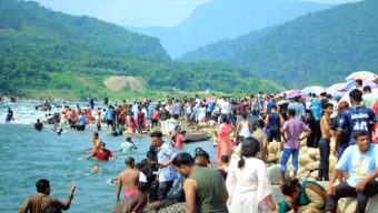 সিলেটের সাদাপাথরে পর্যটক নি খোঁ জ