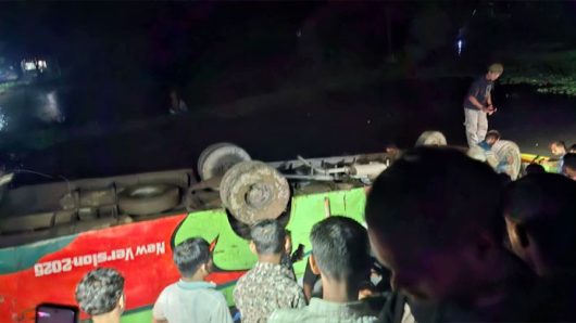 সুনামগঞ্জে বাস খাদে পড়ে প্রাণ গেল নারীর, আ*হ*ত ২০
