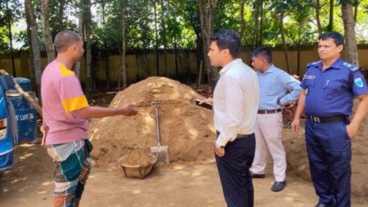 কুলাউড়ায় অবৈধভাবে বালু উত্তোলনে ইউপি সদস্যকে জরিমানা, একজনের কা রা দ ণ্ড