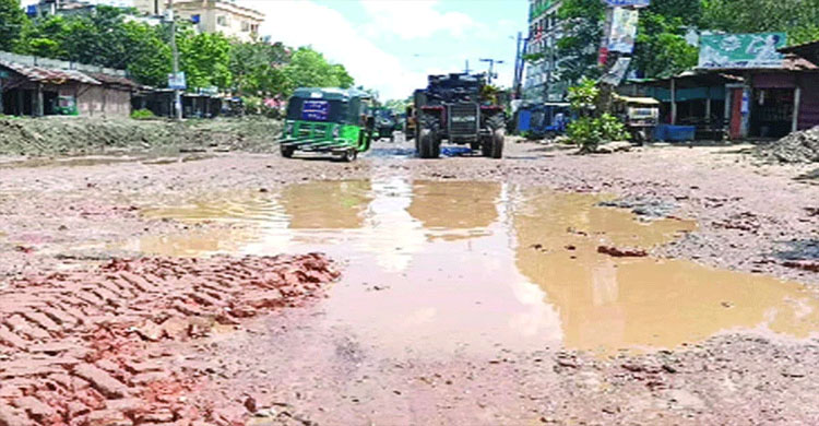 সিলেট-কুমিল্লা বেহাল মহাসড়কে গাড়ি চলে হেলেদুলে