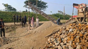 সারি নদীতে বালু উত্তোলনে বো*মা মেশিন জব্দ