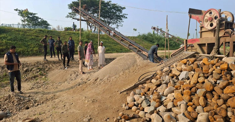 সারি নদীতে বালু উত্তোলনে বো*মা মেশিন জব্দ