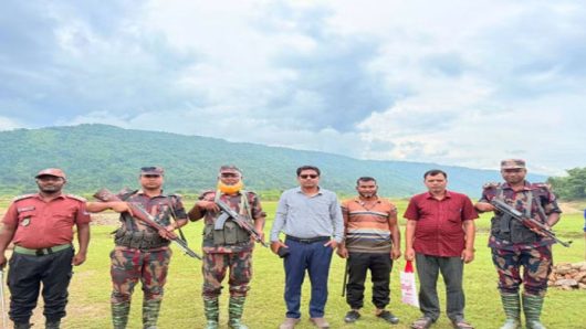 জৈন্তাপুরে টাস্কফোর্সের অভিযানে ১২টি বারকি নৌকা জব্দ