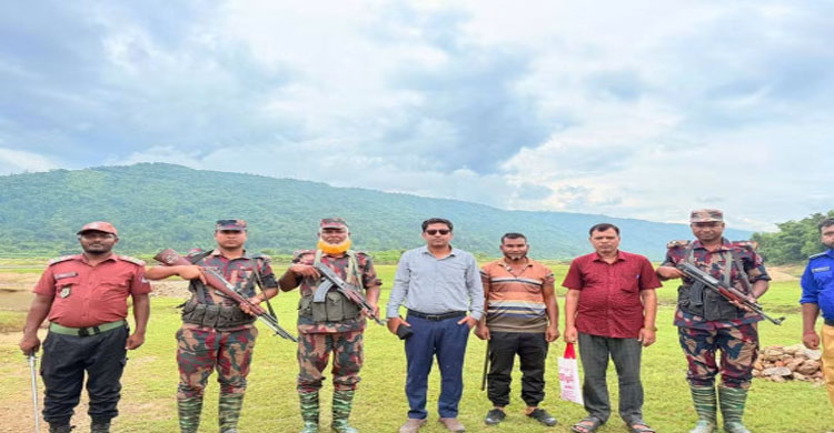 জৈন্তাপুরে টাস্কফোর্সের অভিযানে ১২টি বারকি নৌকা জব্দ