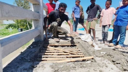 ১০ কোটি টাকার সেতুতে রডের বদলে বাঁশ, দুদকের অভিযান