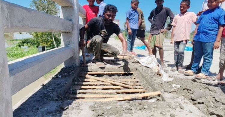 ১০ কোটি টাকার সেতুতে রডের বদলে বাঁশ, দুদকের অভিযান