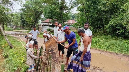 খাদিমনগরে স্বেচ্ছাশ্রমে রাস্তা মেরামত, প্রশংসায় কুড়াচ্ছে নবজাগরণ যুব সংঘ