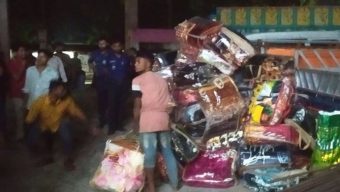 পর্যটকবাহী বাসে করে ঢাকায় পাচারকালে ভারতীয় কম্বলের চালান জব্দ, আটক ২