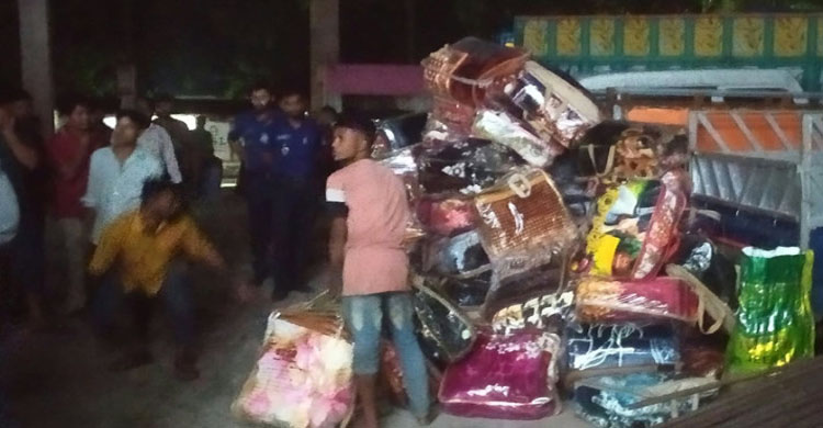 পর্যটকবাহী বাসে করে ঢাকায় পাচারকালে ভারতীয় কম্বলের চালান জব্দ, আটক ২