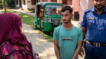 সুনামগঞ্জে নিজ ছেলেকে প্রশাসনের হাতে তুলে দিলেন বাবা