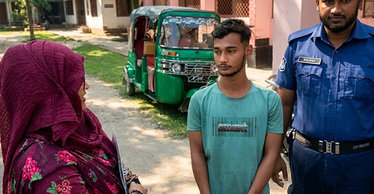 সুনামগঞ্জে নিজ ছেলেকে প্রশাসনের হাতে তুলে দিলেন বাবা